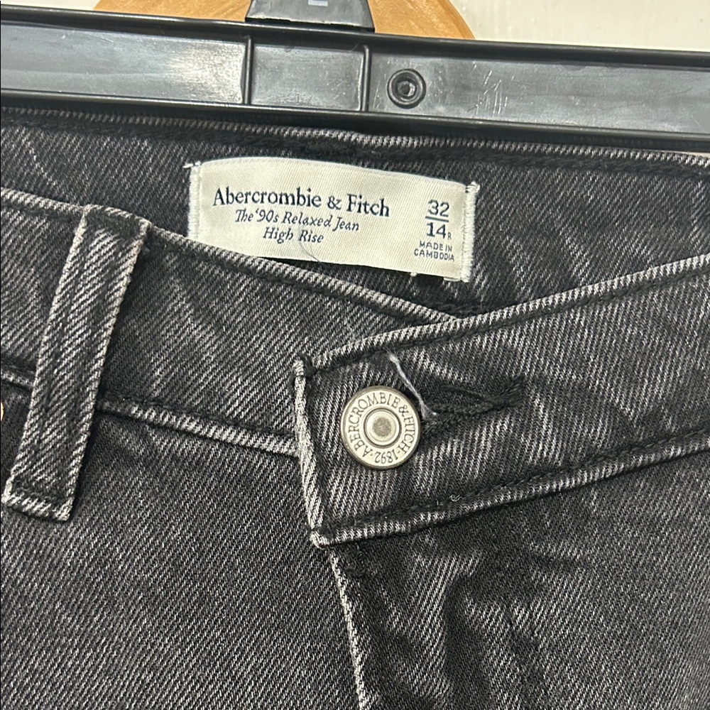 Abercrombie & Fitch 90s Relaxed Black Jeans high rise 
Size 32/14R